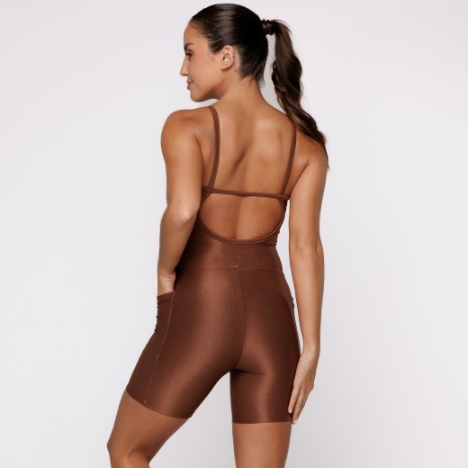 Macaquinho Fitness Canelado Com Bolsos Laterais Marrom Flux