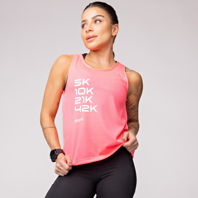 Regata Dry Furadinho Rosa com Detalhe nas Costas e Estampa Km