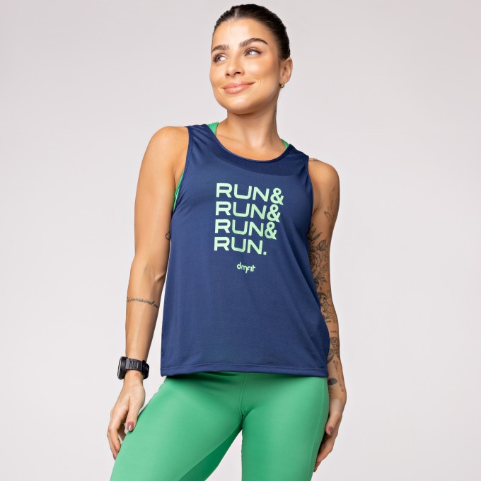 Regata Dry Furadinho Azul com Detalhe nas Costas e Estampa Run