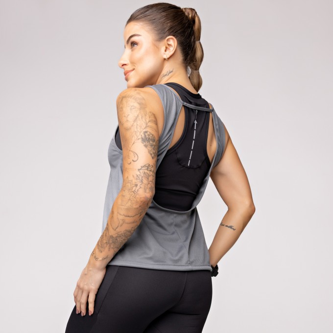 Regata Dry Furadinho Cinza com Detalhe nas Costas e Estampa Run