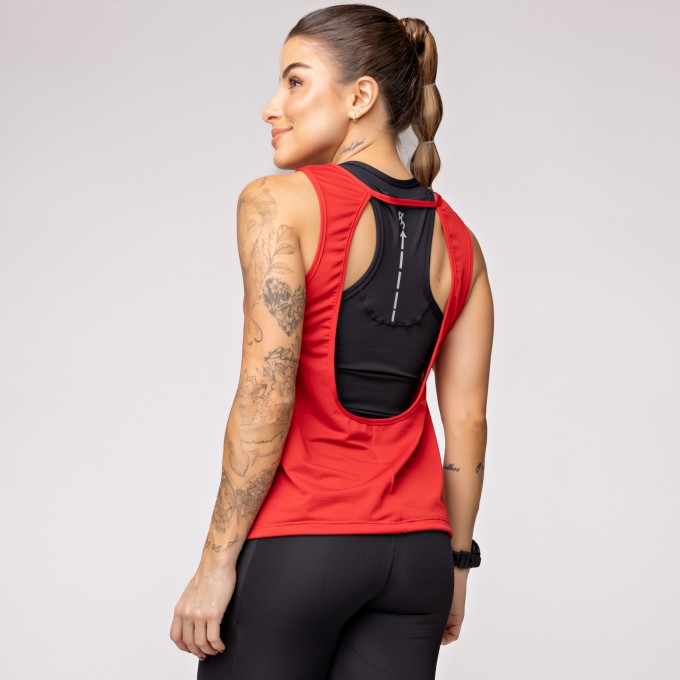 Regata Dry Furadinho Vermelha com Detalhe e Estampa Run