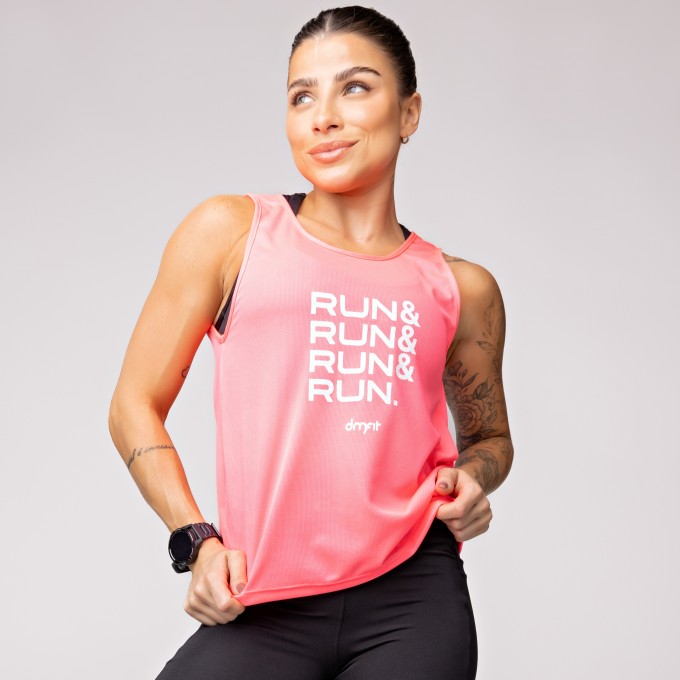 Regata Dry Furadinho Rosa com Detalhe nas Costas e Estampa Run