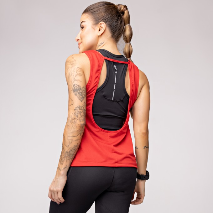 Regata Dry Furadinho Vermelha com Detalhe e Estampa Corredora