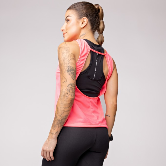 Regata Dry Furadinho Rosa com Detalhe e Estampa Corredora