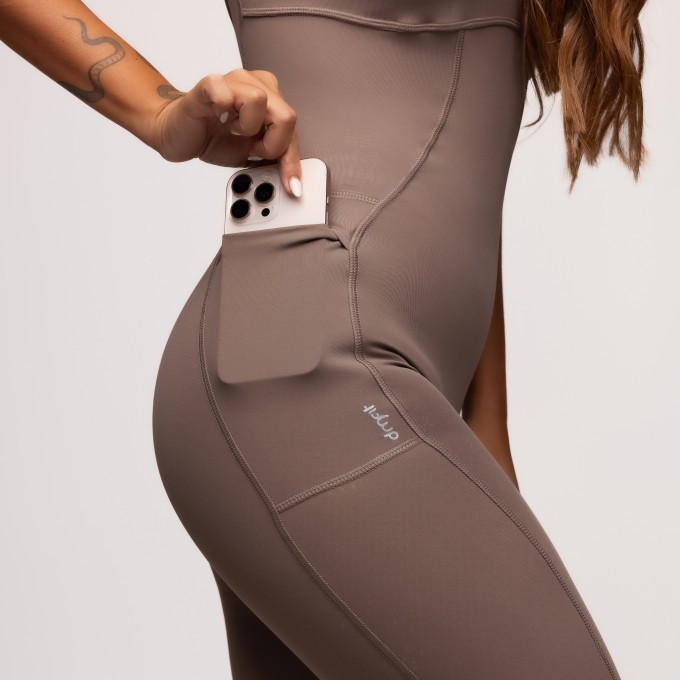 Macacão Fitness Flare Poliamida com Bolsos Laterais Castanho